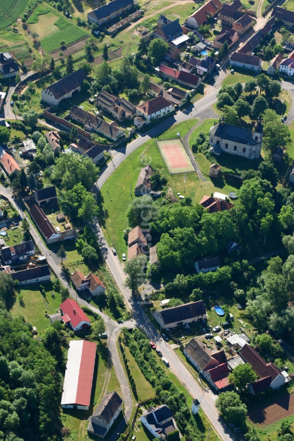 Sirem - Zürau von oben - Kirchengebäude in der Dorfmitte in Sirem - Zürau in Ustecky kraj - Aussiger Region, Tschechien