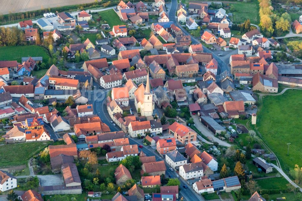 Luftaufnahme Stadelschwarzach - Kirchengebäude in der Dorfmitte in Stadelschwarzach im Bundesland Bayern, Deutschland