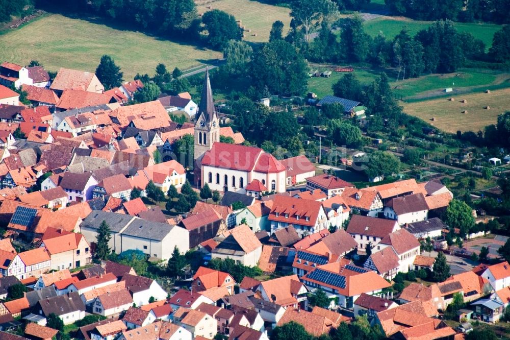 Steinweiler aus der Vogelperspektive: Kirchengebäude in der Dorfmitte in Steinweiler im Bundesland Rheinland-Pfalz