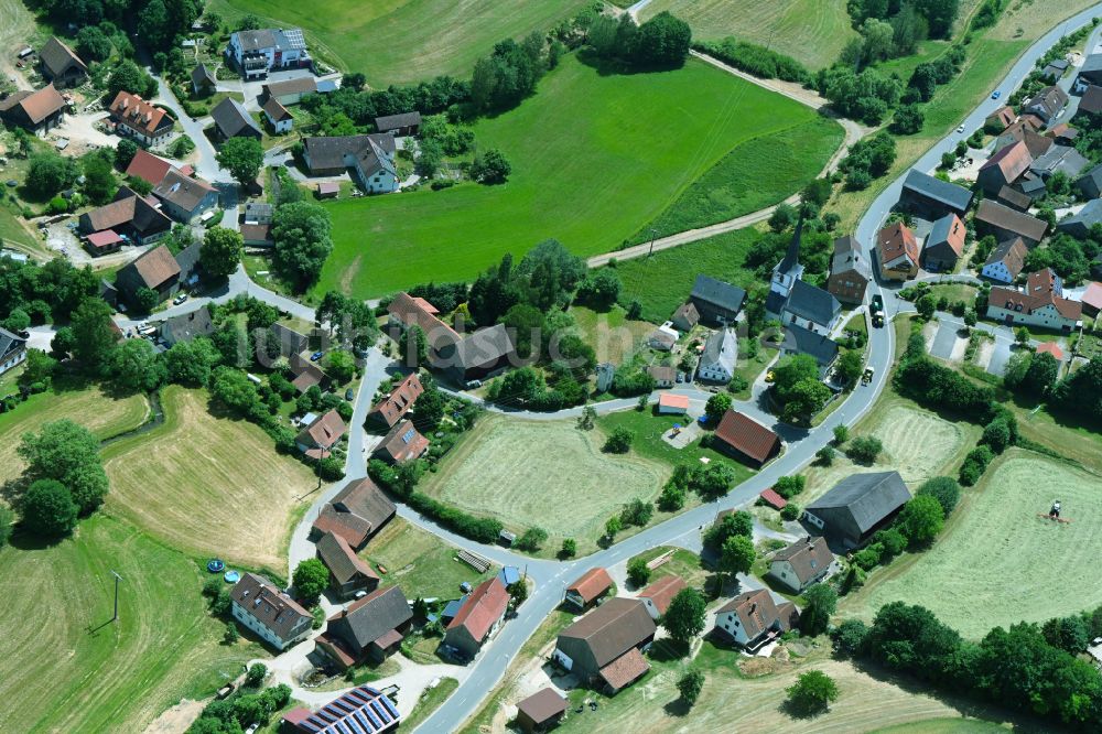 Trumsdorf aus der Vogelperspektive: Kirchengebäude in der Dorfmitte in Trumsdorf im Bundesland Bayern, Deutschland