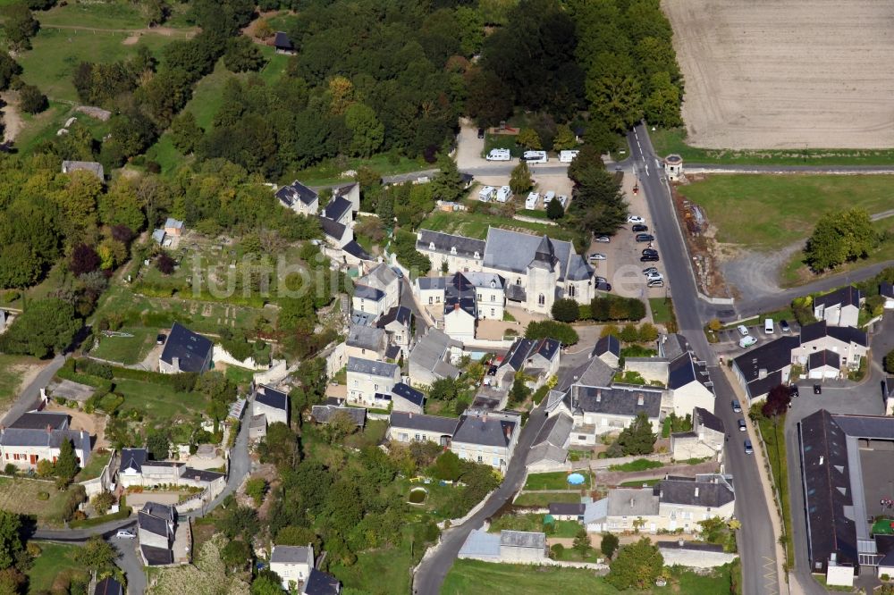 Turquant aus der Vogelperspektive: Kirchengebäude in der Dorfmitte in Turquant in Pays de la Loire, Frankreich