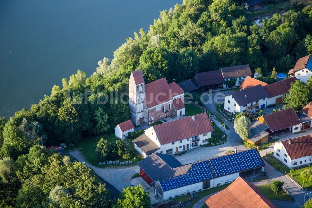 Usterling von oben - Kirchengebäude in der Dorfmitte in Usterling an der Isar im Bundesland , Deutschland