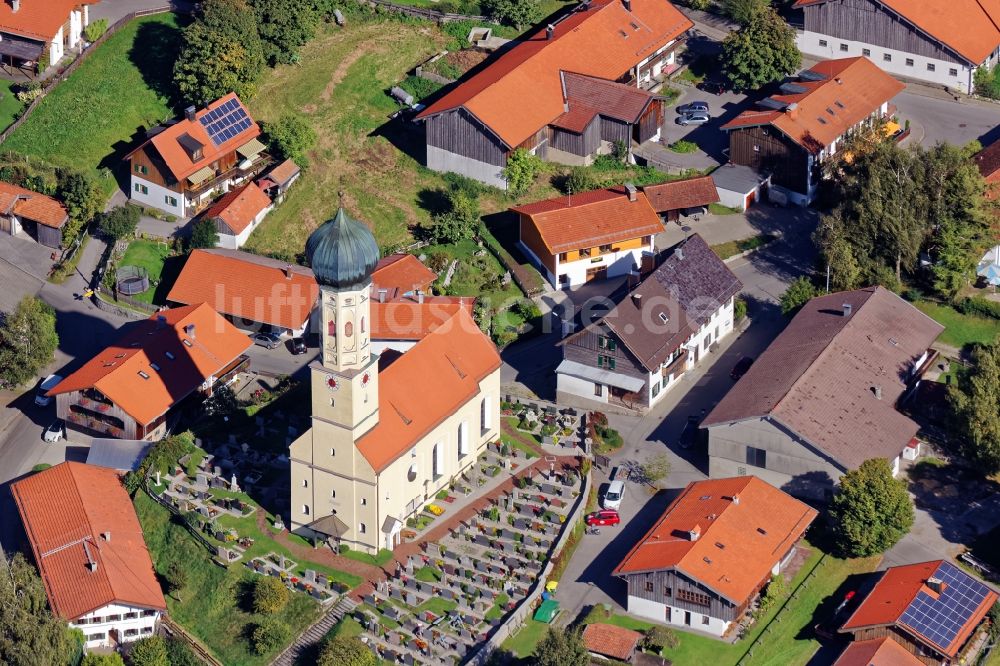 Luftbild Waakirchen - Kirchengebäude in der Dorfmitte in Waakirchen im Bundesland Bayern