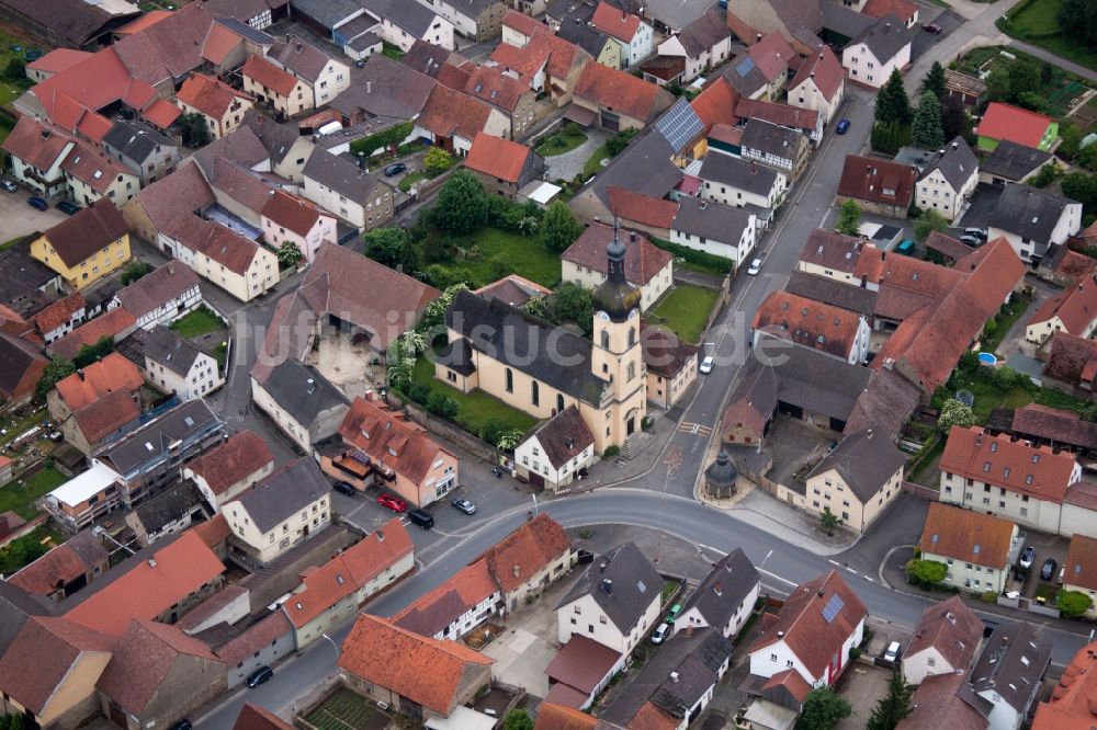 Werneck von oben - Kirchengebäude in der Dorfmitte in Werneck im Bundesland Bayern