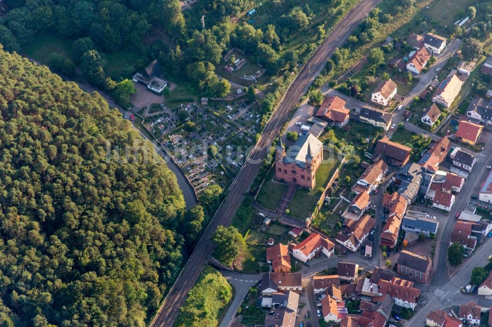 Wilgartswiesen aus der Vogelperspektive: Kirchengebäude in der Dorfmitte in Wilgartswiesen im Bundesland Rheinland-Pfalz, Deutschland