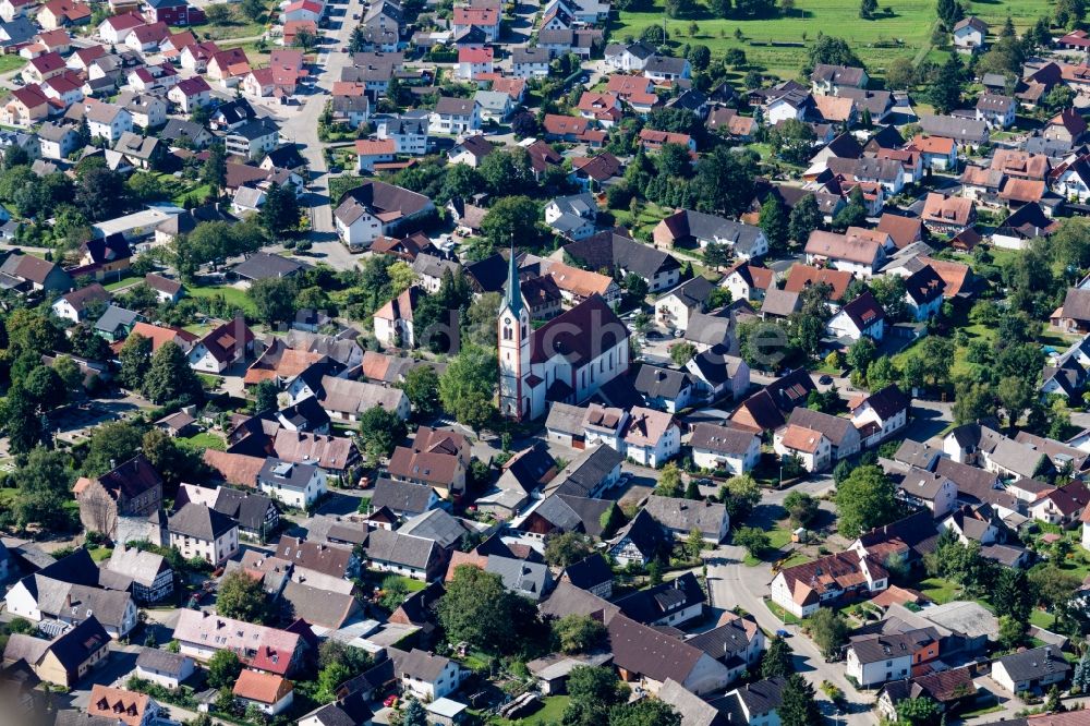 Windschläg von oben - Kirchengebäude in der Dorfmitte in Windschläg im Bundesland Baden-Württemberg, Deutschland