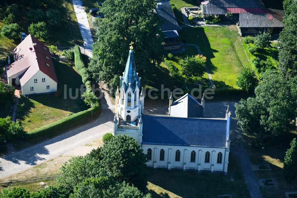 Wolfshagen von oben - Kirchengebäude in der Dorfmitte in Wolfshagen im Bundesland Brandenburg, Deutschland