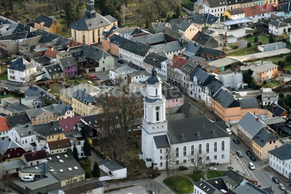 Zeulenroda-Triebes aus der Vogelperspektive: Kirchengebäude Dreieinigkeitskirche an der Kirchstraße im Altstadt- Zentrum in Zeulenroda-Triebes im Bundesland Thüringen