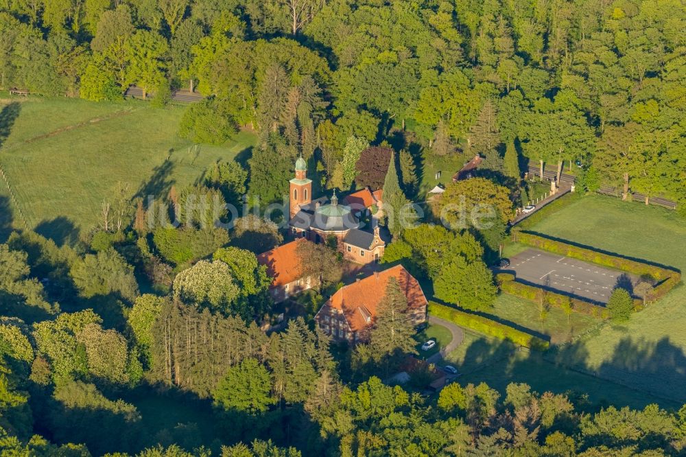 Münster aus der Vogelperspektive: Kirchengebäude der Dyckburg-Kirche an der Dyckburgstraße in Münster im Bundesland Nordrhein-Westfalen, Deutschland