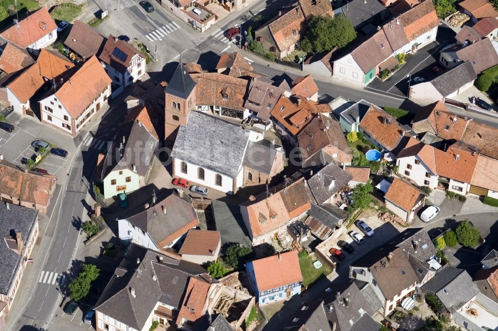 Dossenheim-sur-Zinsel von oben - Kirchengebäude der Eglise protestante luthérienne in der Dorfmitte umzingelt von einem Häuserkreisin Dossenheim-sur-Zinsel in Grand Est, Frankreich