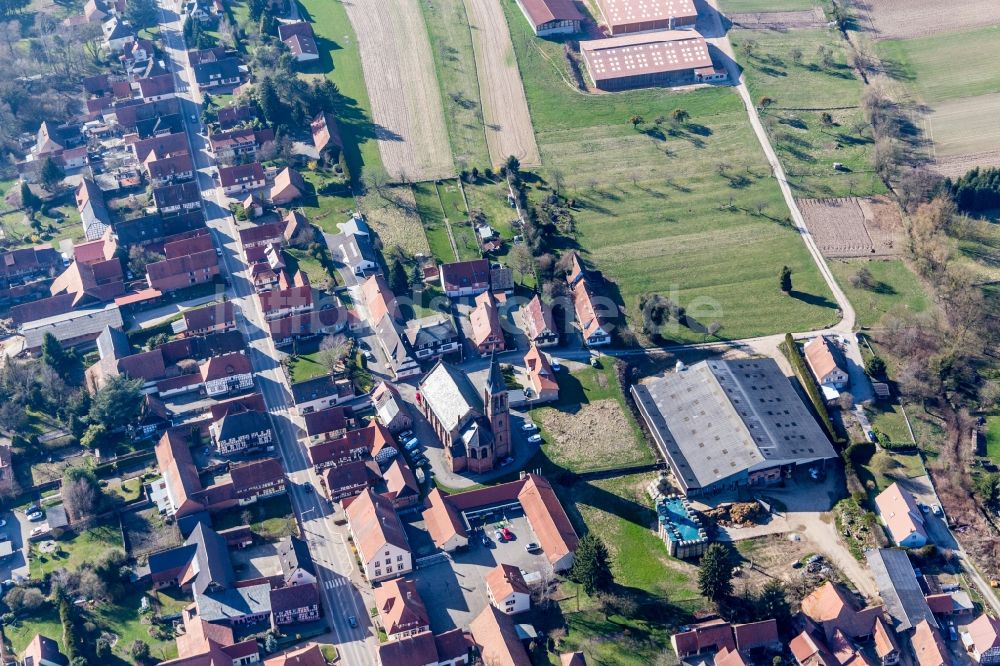 Luftbild Betschdorf - Kirchengebäude von Eglise Saint Jean in der Dorfmitte in Betschdorf in Grand Est, Frankreich