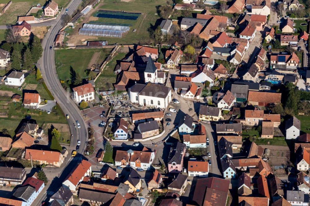 Wilwisheim aus der Vogelperspektive: Kirchengebäude der Eglise Wilwisheim in der Dorfmitte in Wilwisheim in Grand Est, Frankreich