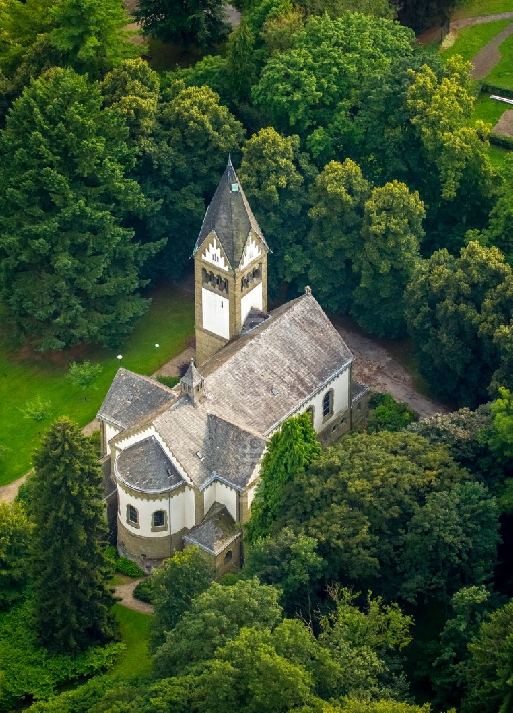 Warstein aus der Vogelperspektive: Kirchengebäude der St. Elisabeth- Kirche in Warstein im Bundesland Nordrhein-Westfalen