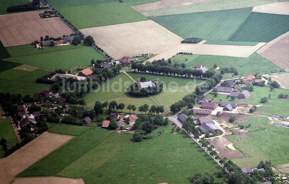 Luftaufnahme Bedburg-Hau - Kirchengebäude der Elisabethkirche in Bedburg-Hau im Bundesland Nordrhein-Westfalen