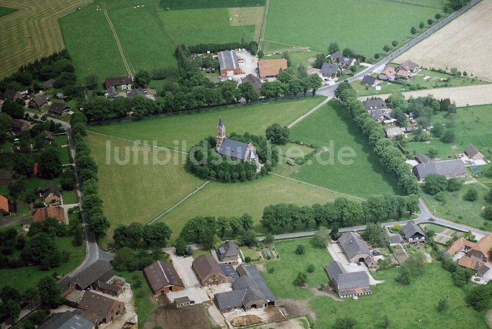 Bedburg-Hau von oben - Kirchengebäude der Elisabethkirche in Bedburg-Hau im Bundesland Nordrhein-Westfalen