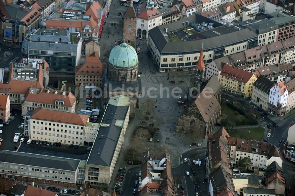 Nürnberg aus der Vogelperspektive: Kirchengebäude St. Elisabethkirche am Jakobsplatz im Altstadt- Zentrum in Nürnberg im Bundesland Bayern