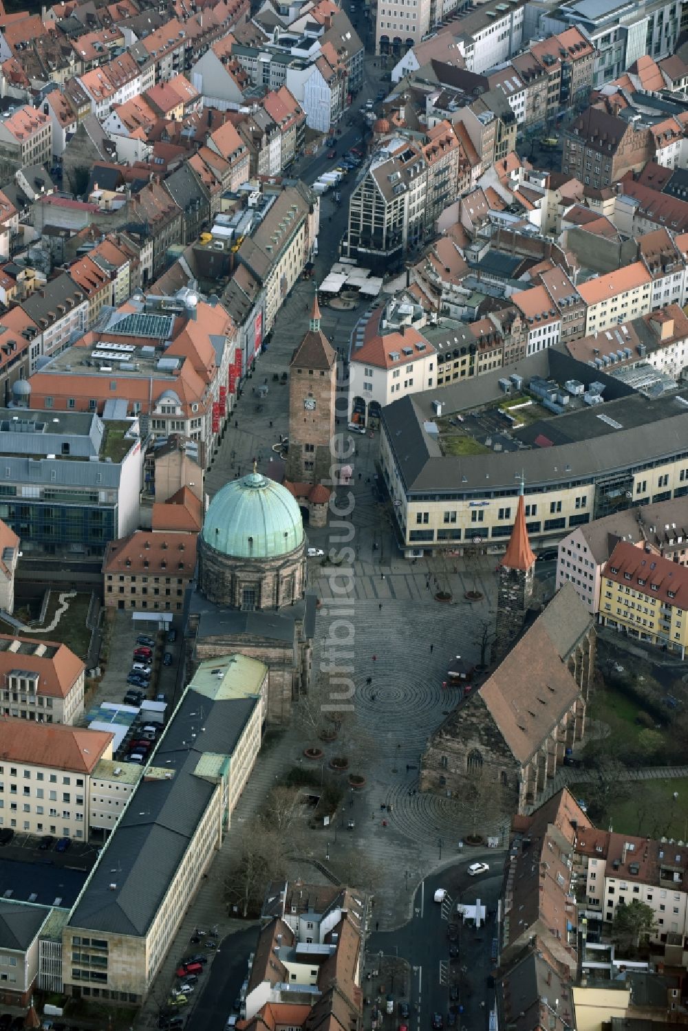 Luftaufnahme Nürnberg - Kirchengebäude St. Elisabethkirche am Jakobsplatz im Altstadt- Zentrum in Nürnberg im Bundesland Bayern