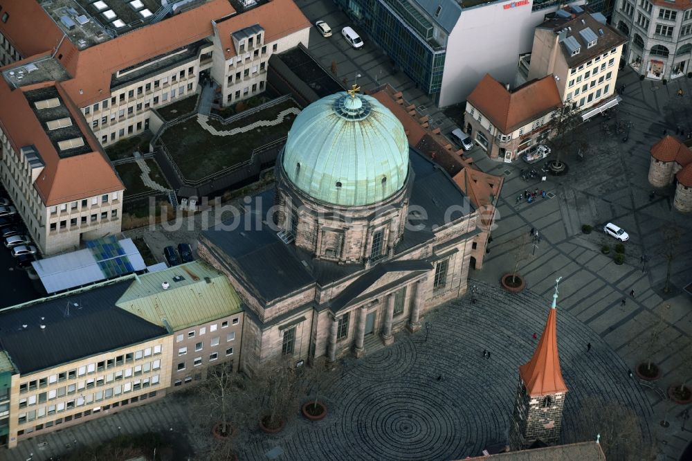 Nürnberg von oben - Kirchengebäude St. Elisabethkirche am Jakobsplatz im Altstadt- Zentrum in Nürnberg im Bundesland Bayern