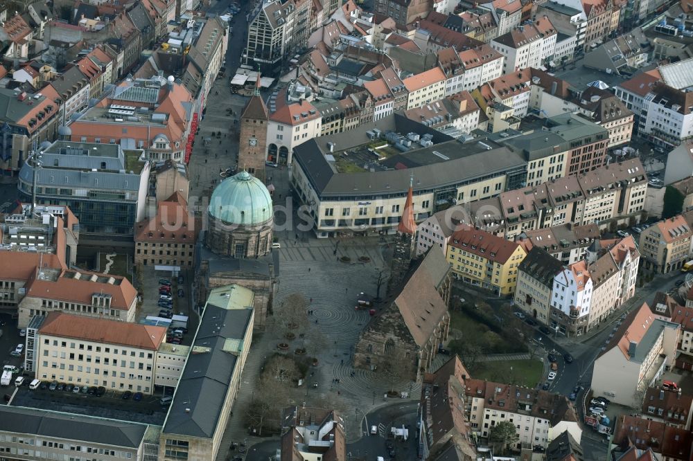 Nürnberg von oben - Kirchengebäude St. Elisabethkirche am Jakobsplatz im Altstadt- Zentrum in Nürnberg im Bundesland Bayern