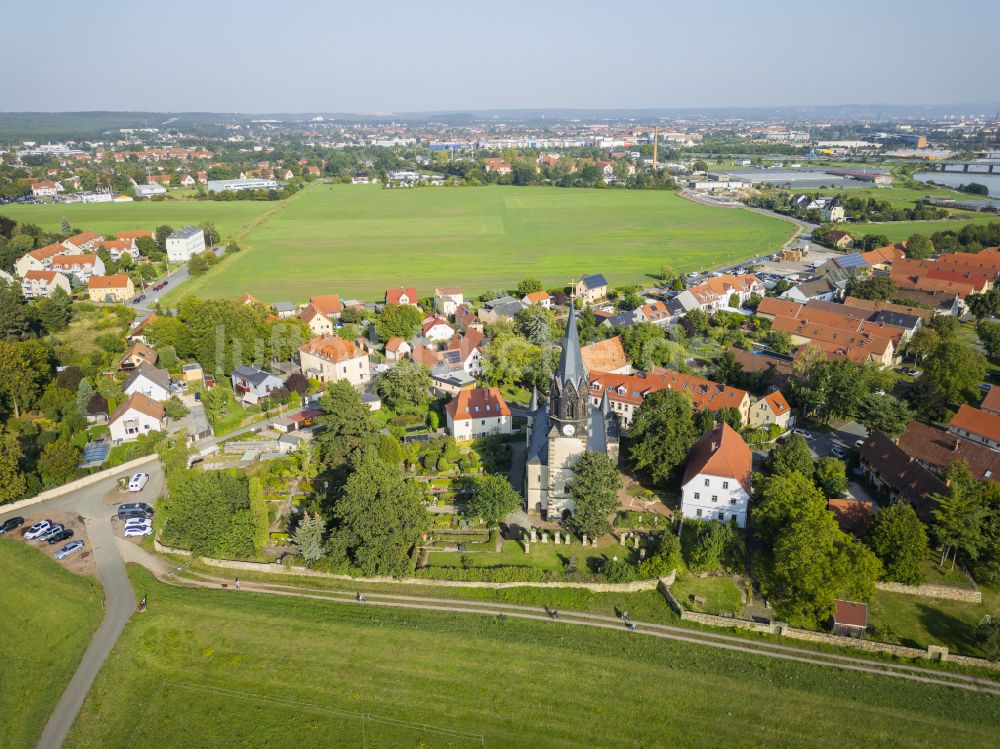 Dresden aus der Vogelperspektive: Kirchengebäude Emmauskirche im Ortsteil Kaditz in Dresden im Bundesland Sachsen, Deutschland