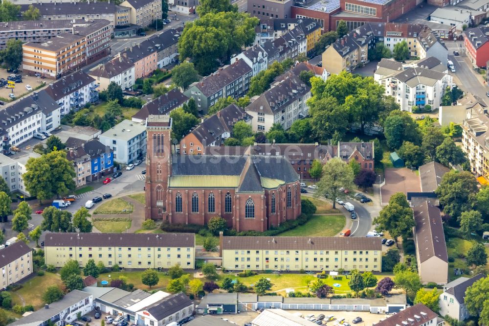 Mülheim an der Ruhr von oben - Kirchengebäude St. Engelbert in Mülheim an der Ruhr im Bundesland Nordrhein-Westfalen, Deutschland