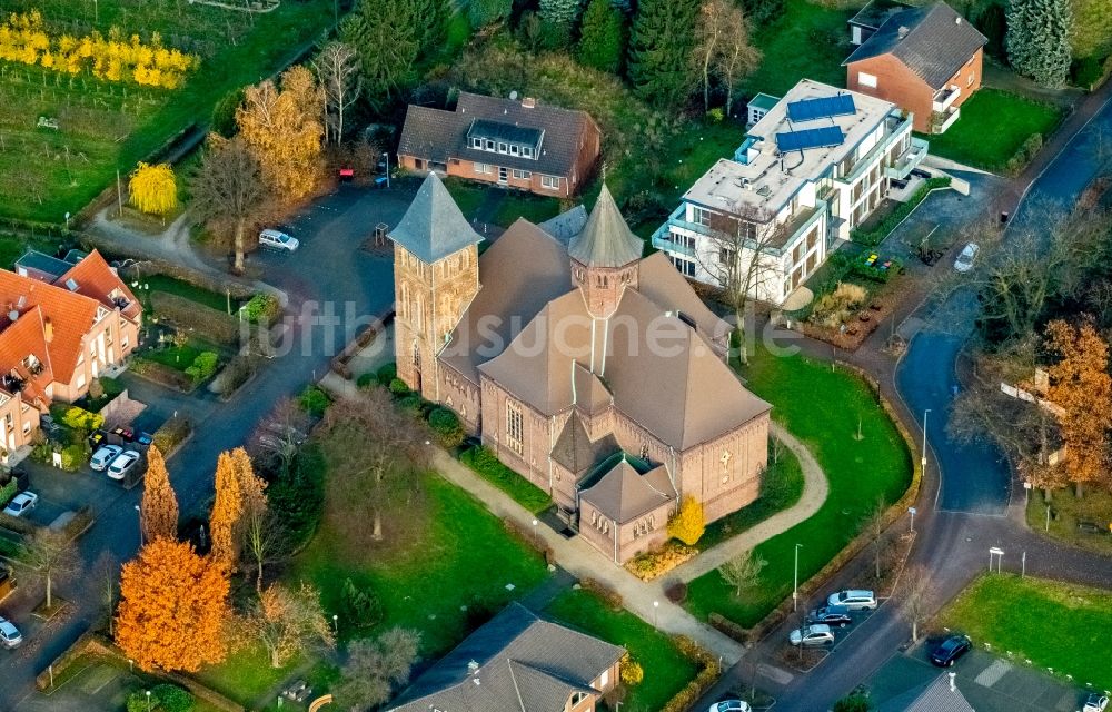 Luftbild Dinslaken - Kirchengebäude der Eppinkstraße - Kerkmannstraße im Ortsteil Eppinghoven in Dinslaken im Bundesland Nordrhein-Westfalen