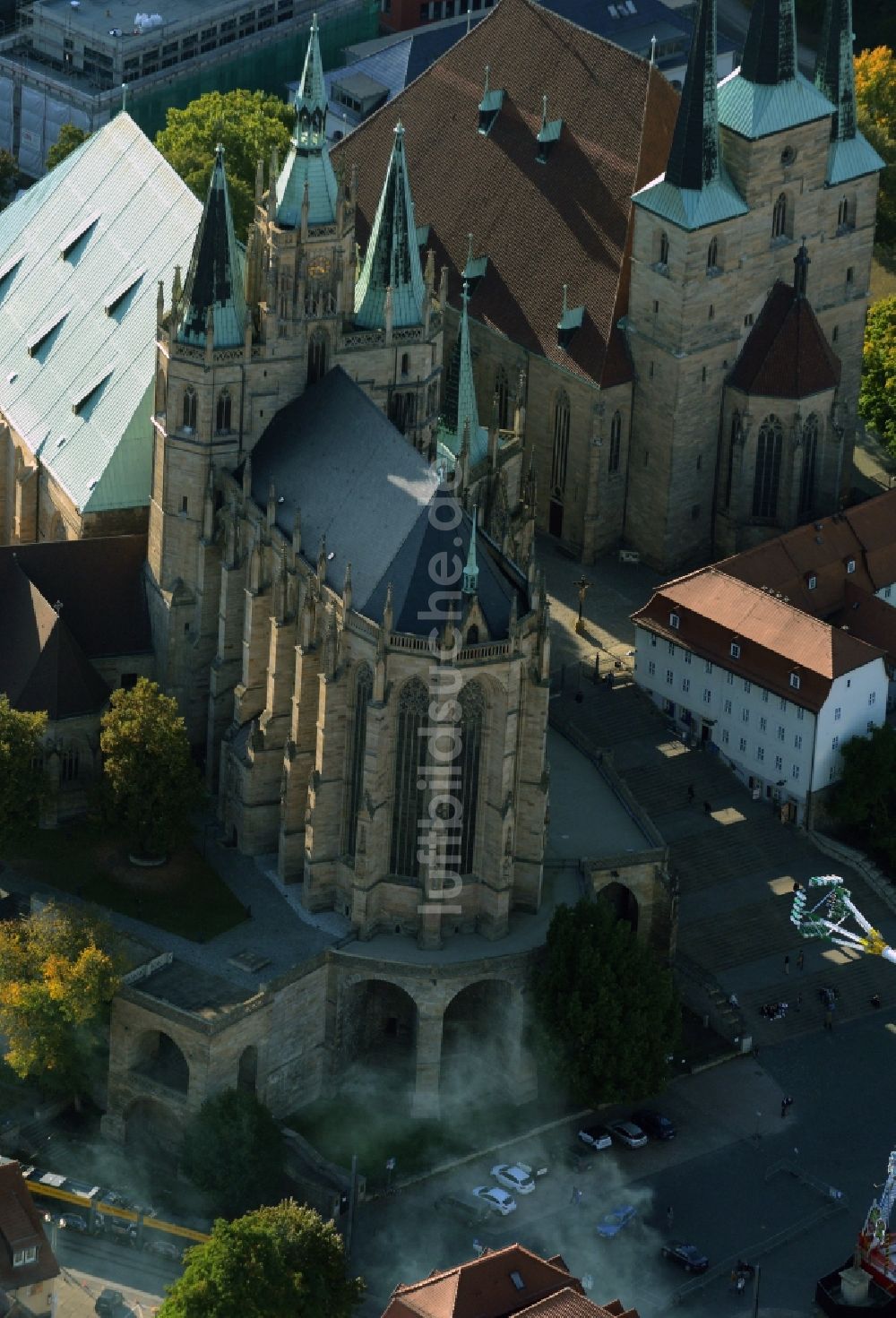 Erfurt von oben - Kirchengebäude Erfurter Dom und Katholisches Pfarramt St. Severi an den Domstufen in Erfurt im Bundesland Thüringen