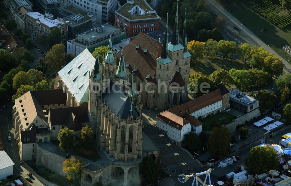 Erfurt aus der Vogelperspektive: Kirchengebäude Erfurter Dom und Katholisches Pfarramt St. Severi an den Domstufen in Erfurt im Bundesland Thüringen