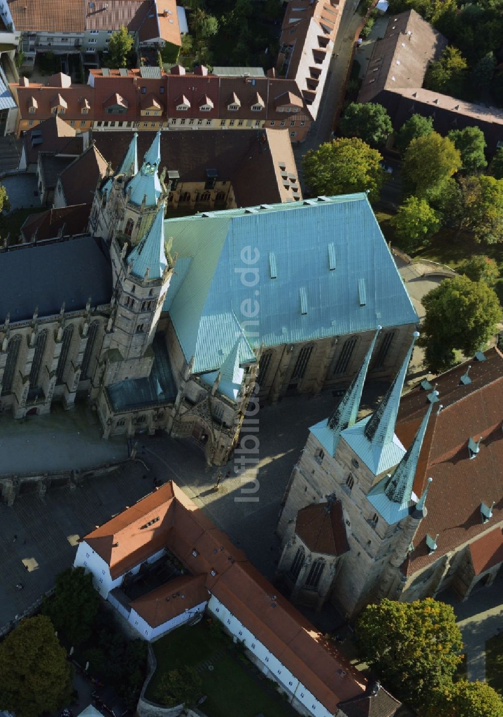 Luftbild Erfurt - Kirchengebäude Erfurter Dom und Katholisches Pfarramt St. Severi an den Domstufen in Erfurt im Bundesland Thüringen