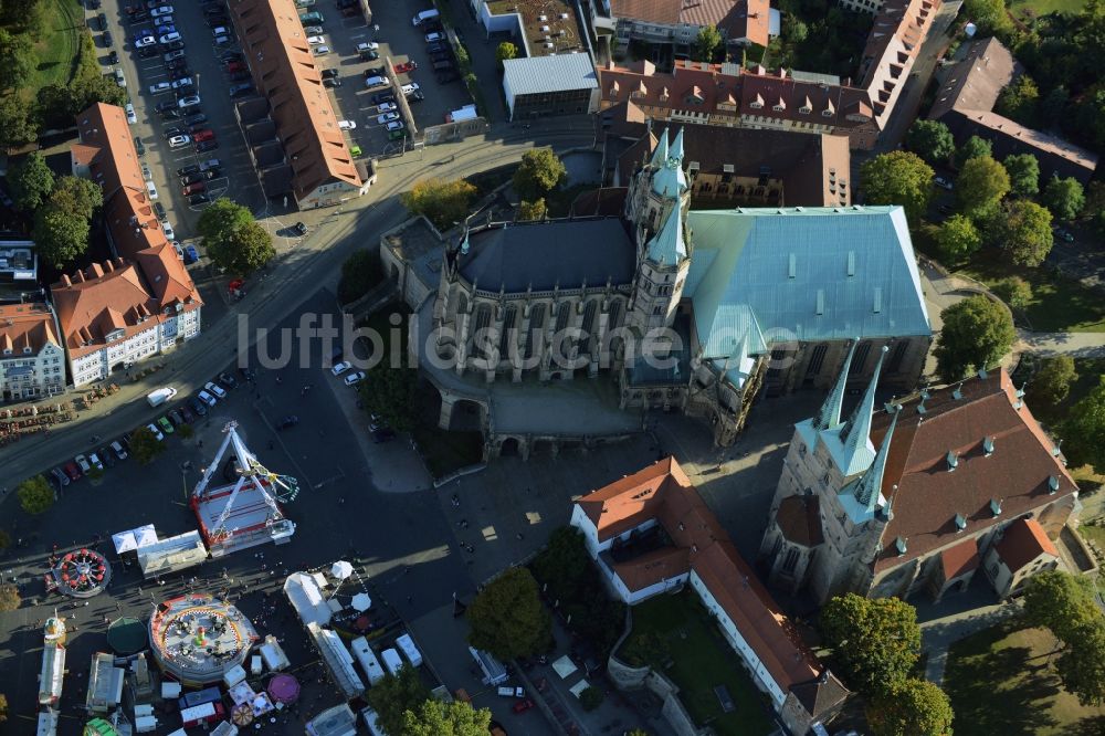 Luftaufnahme Erfurt - Kirchengebäude Erfurter Dom und Katholisches Pfarramt St. Severi an den Domstufen in Erfurt im Bundesland Thüringen