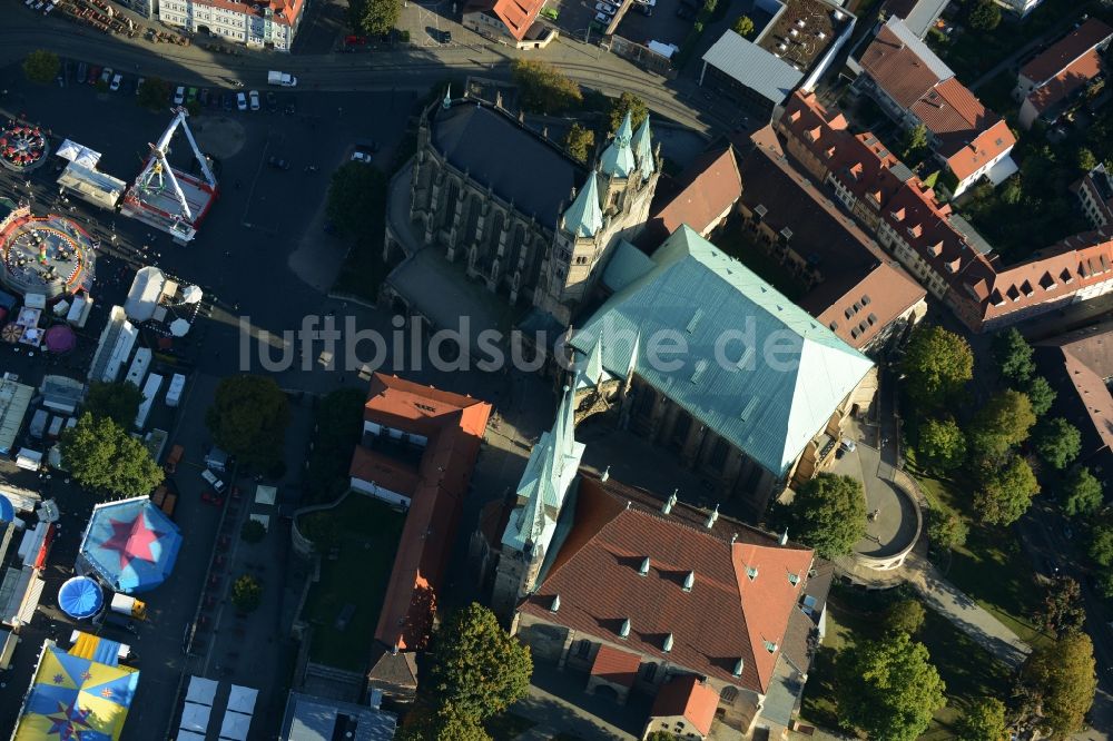 Erfurt von oben - Kirchengebäude Erfurter Dom und Katholisches Pfarramt St. Severi an den Domstufen in Erfurt im Bundesland Thüringen