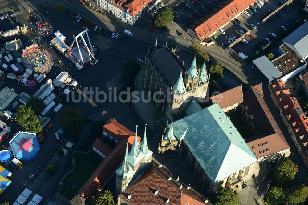 Erfurt aus der Vogelperspektive: Kirchengebäude Erfurter Dom und Katholisches Pfarramt St. Severi an den Domstufen in Erfurt im Bundesland Thüringen