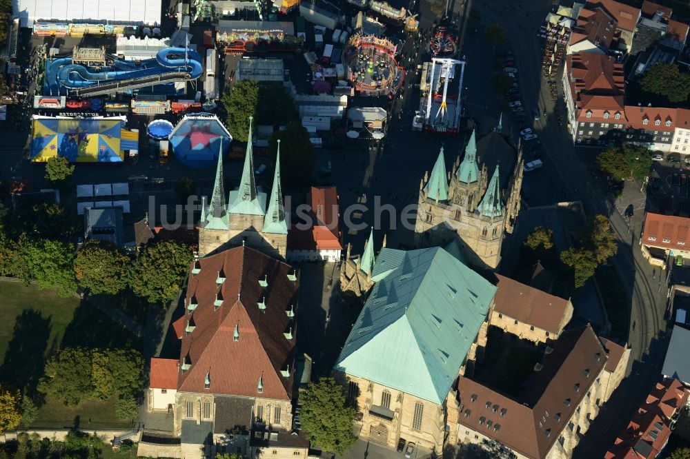 Erfurt von oben - Kirchengebäude Erfurter Dom und Katholisches Pfarramt St. Severi an den Domstufen in Erfurt im Bundesland Thüringen