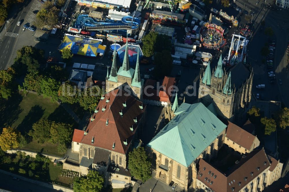 Erfurt aus der Vogelperspektive: Kirchengebäude Erfurter Dom und Katholisches Pfarramt St. Severi an den Domstufen in Erfurt im Bundesland Thüringen