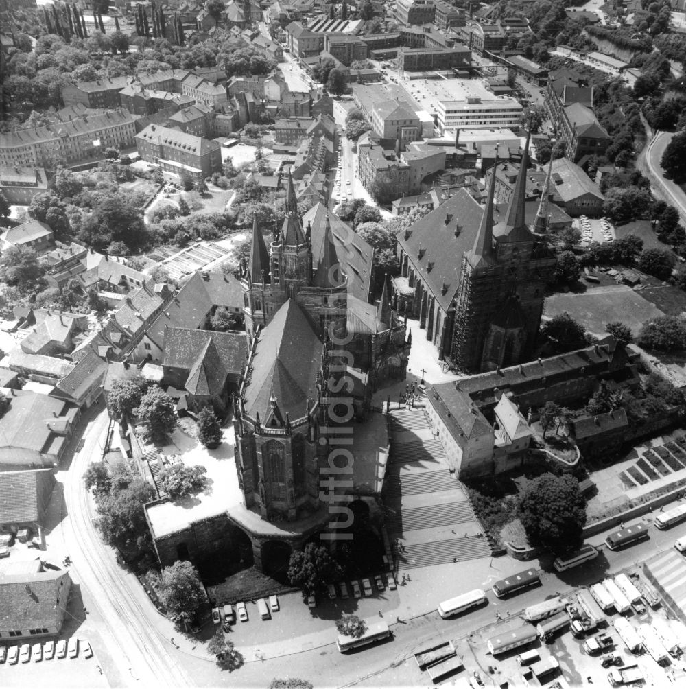 Erfurt von oben - Kirchengebäude Erfurter Dom und Katholisches Pfarramt St. Severi an den Domstufen in Erfurt im Bundesland Thüringen