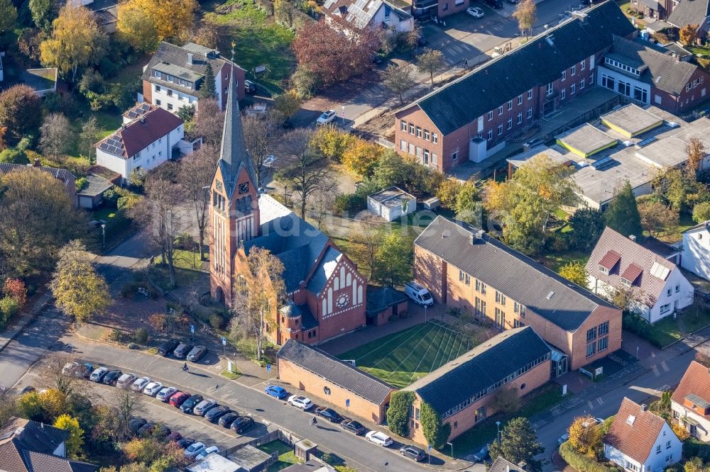 Luftaufnahme Haltern am See - Kirchengebäude der Erlöserkirche am Hennewiger Weg in Haltern am See im Bundesland Nordrhein-Westfalen, Deutschland