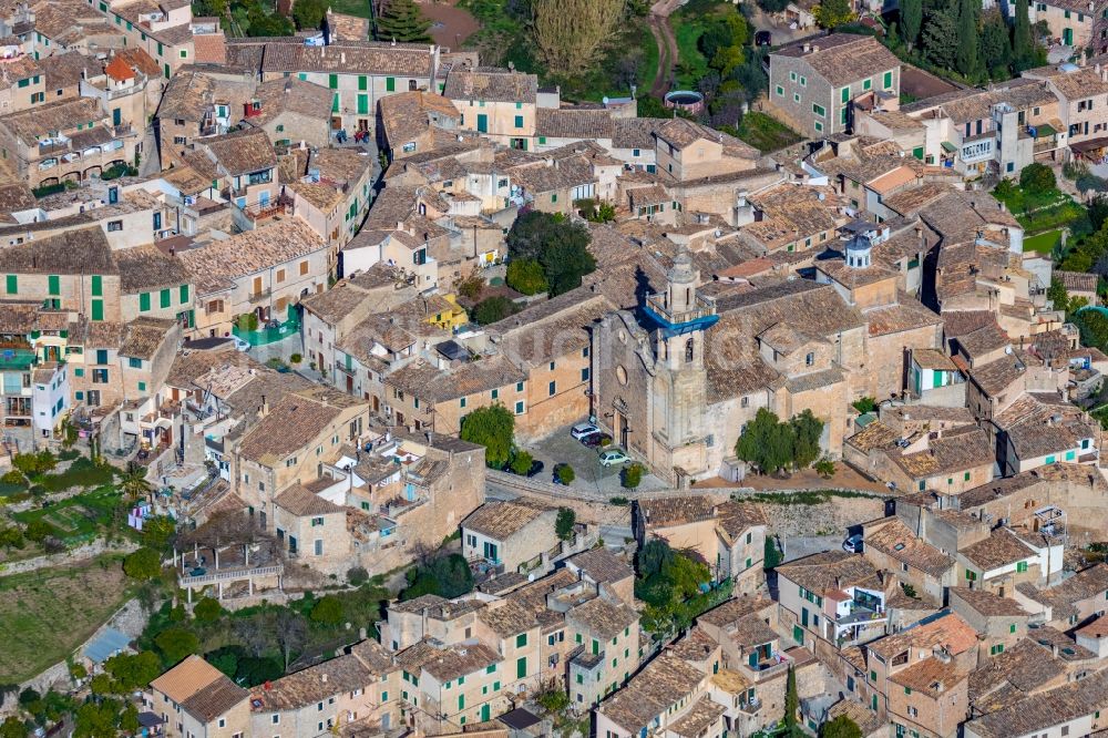 Valldemosa aus der Vogelperspektive: Kirchengebäude Església de Sant Bartomeu in Valldemosa in Islas Baleares, Spanien