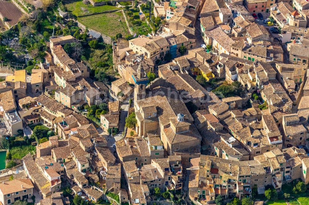 Luftaufnahme Valldemosa - Kirchengebäude Església de Sant Bartomeu in Valldemosa in Islas Baleares, Spanien