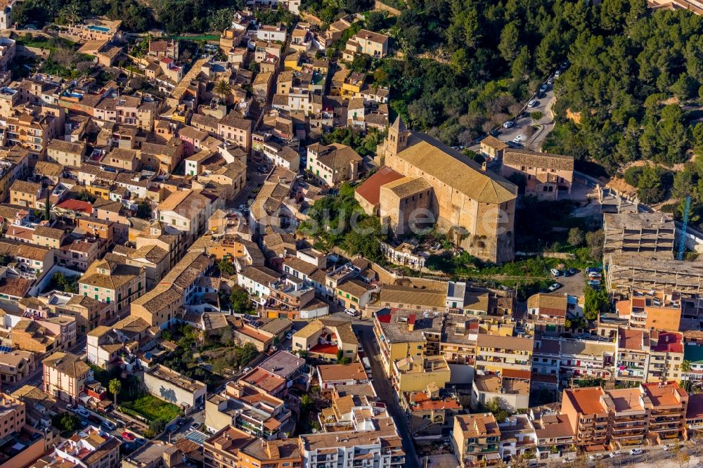 Andratx aus der Vogelperspektive: Kirchengebäude der Església de Santa Maria d'Andratx an der Carrer General Bernat Riera in Andratx in Balearische Insel Mallorca, Spanien