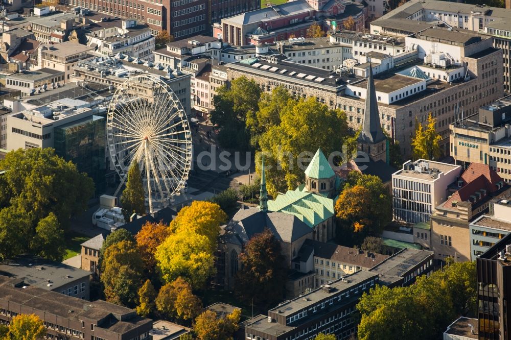 Luftaufnahme Essen - Kirchengebäude des Essener Doms und Riesenrad in der Innenstadt von Essen im Bundesland Nordrhein-Westfalen