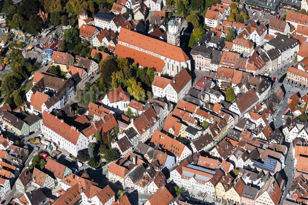 Memmingen aus der Vogelperspektive: Kirchengebäude der Evang.-Luth. Kirche St.Martin in Memmingen im Bundesland Bayern, Deutschland