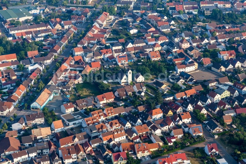 Luftbild Waghäusel - Kirchengebäude der Evangel. Kirche Wiesental im Ortsteil Wiesental in Waghäusel im Bundesland Baden-Württemberg, Deutschland