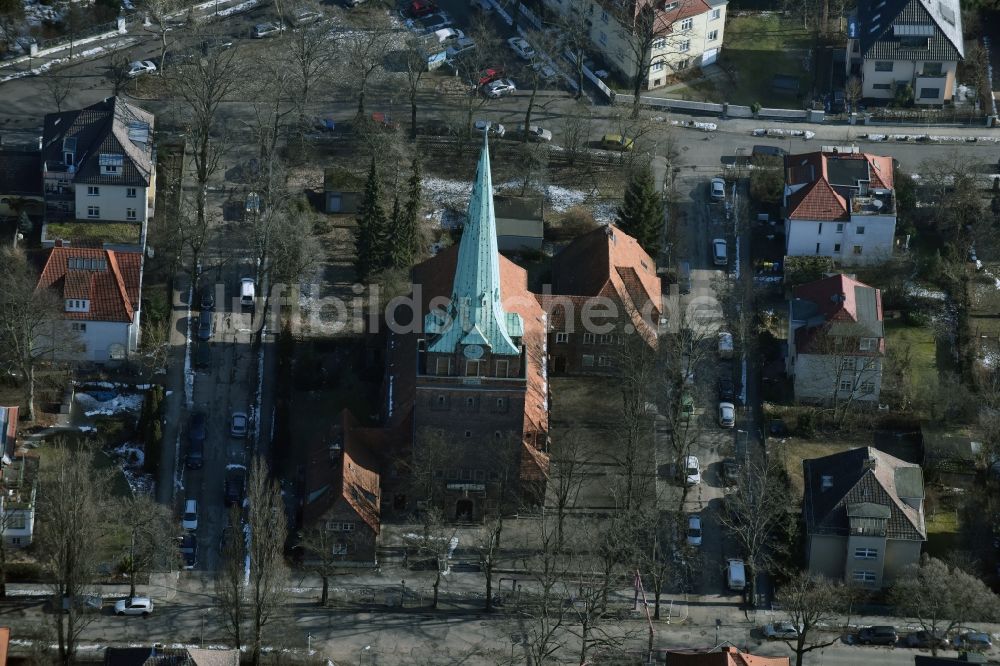 Luftbild Berlin - Kirchengebäude der Evangel. Paul-Gerhardt-Kirchengemeinde Lichtenberg Weseler Straße im Ortsteil Karlshorst in Berlin