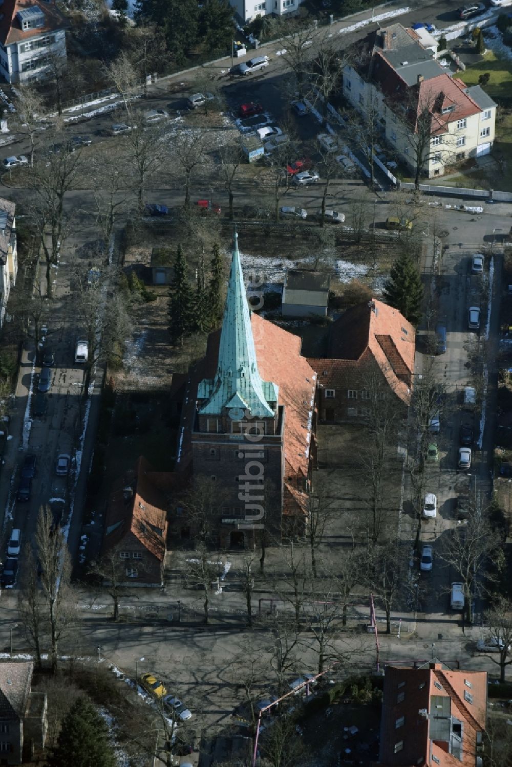 Luftaufnahme Berlin - Kirchengebäude der Evangel. Paul-Gerhardt-Kirchengemeinde Lichtenberg Weseler Straße im Ortsteil Karlshorst in Berlin