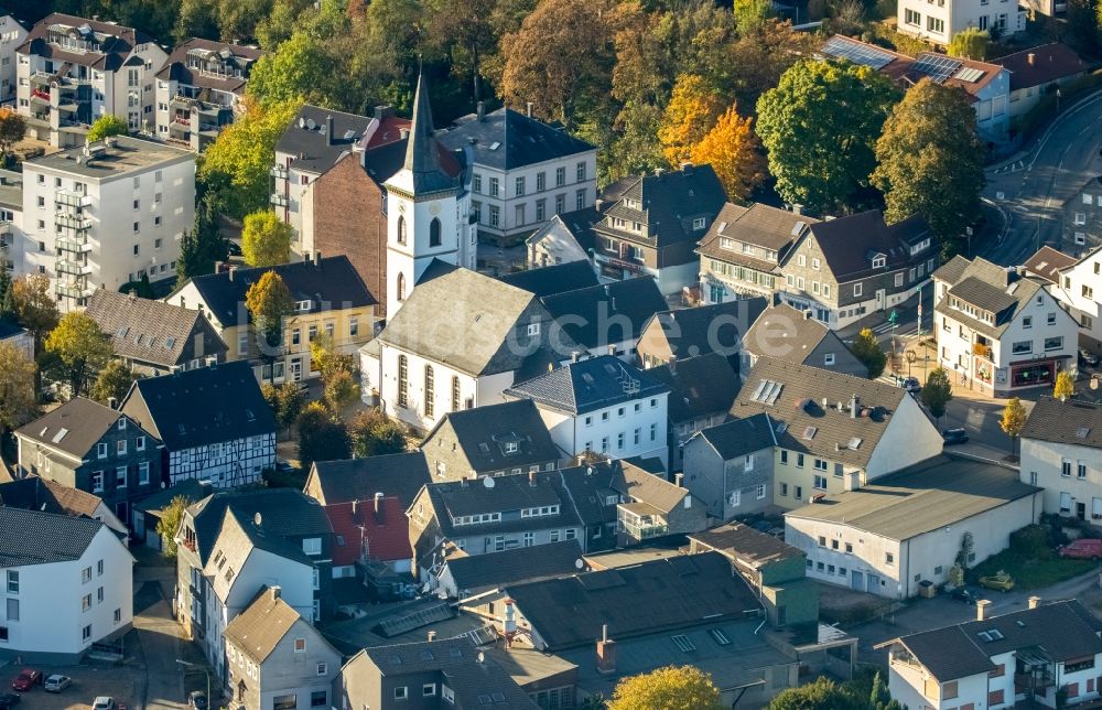 Ennepetal von oben - Kirchengebäude der Evangelelischen Kirchengemeinde Voerde in Ennepetal im Bundesland Nordrhein-Westfalen