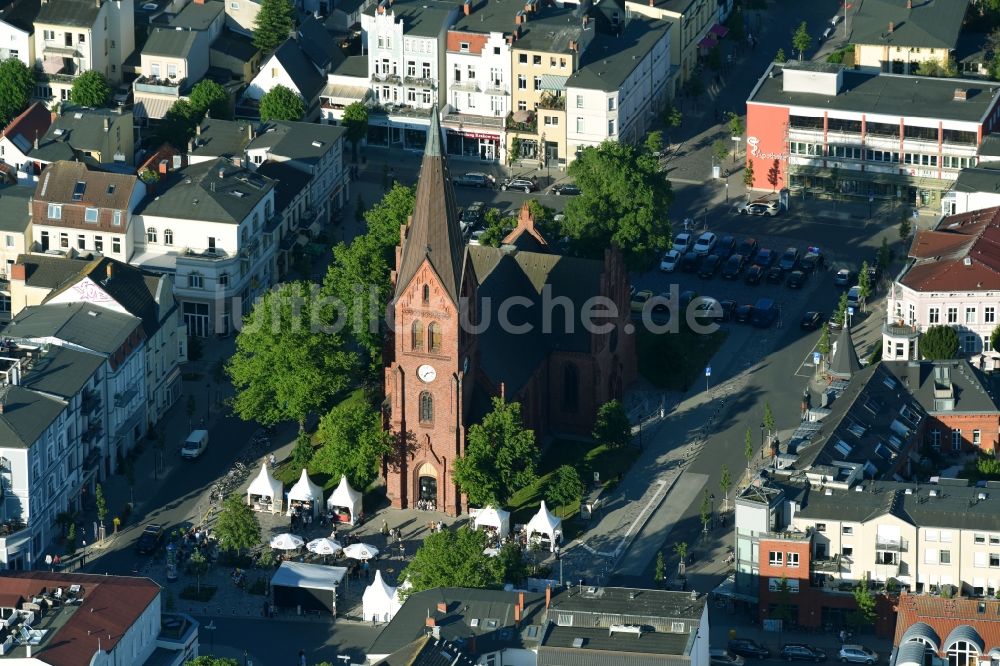 Warnemünde aus der Vogelperspektive: Kirchengebäude der Evangelisch-Lutherische Kirchgemeinde Warnemünde in Rostock im Bundesland Mecklenburg-Vorpommern, Deutschland