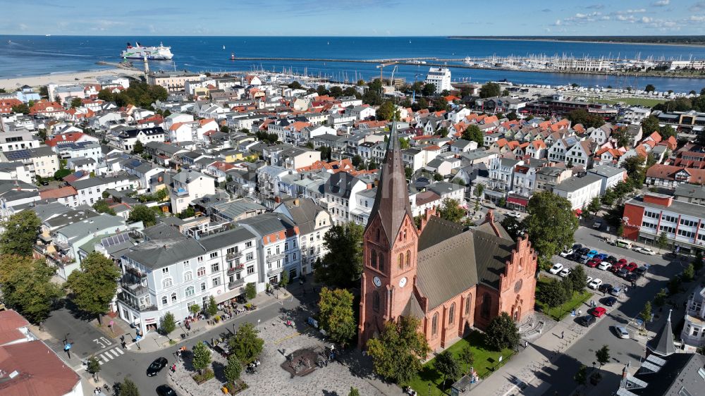 Rostock aus der Vogelperspektive: Kirchengebäude der Evangelisch-Lutherische Kirchgemeinde Warnemünde in Rostock im Bundesland Mecklenburg-Vorpommern, Deutschland