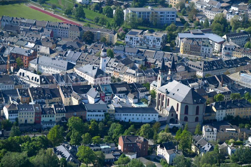 Hof aus der Vogelperspektive: Kirchengebäude der evangelisch lutherische Stadtkirche Sankt Michaelis in Hof im Bundesland Bayern, Deutschland