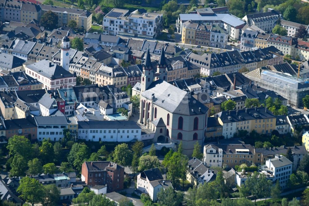 Luftbild Hof - Kirchengebäude der evangelisch lutherische Stadtkirche Sankt Michaelis in Hof im Bundesland Bayern, Deutschland