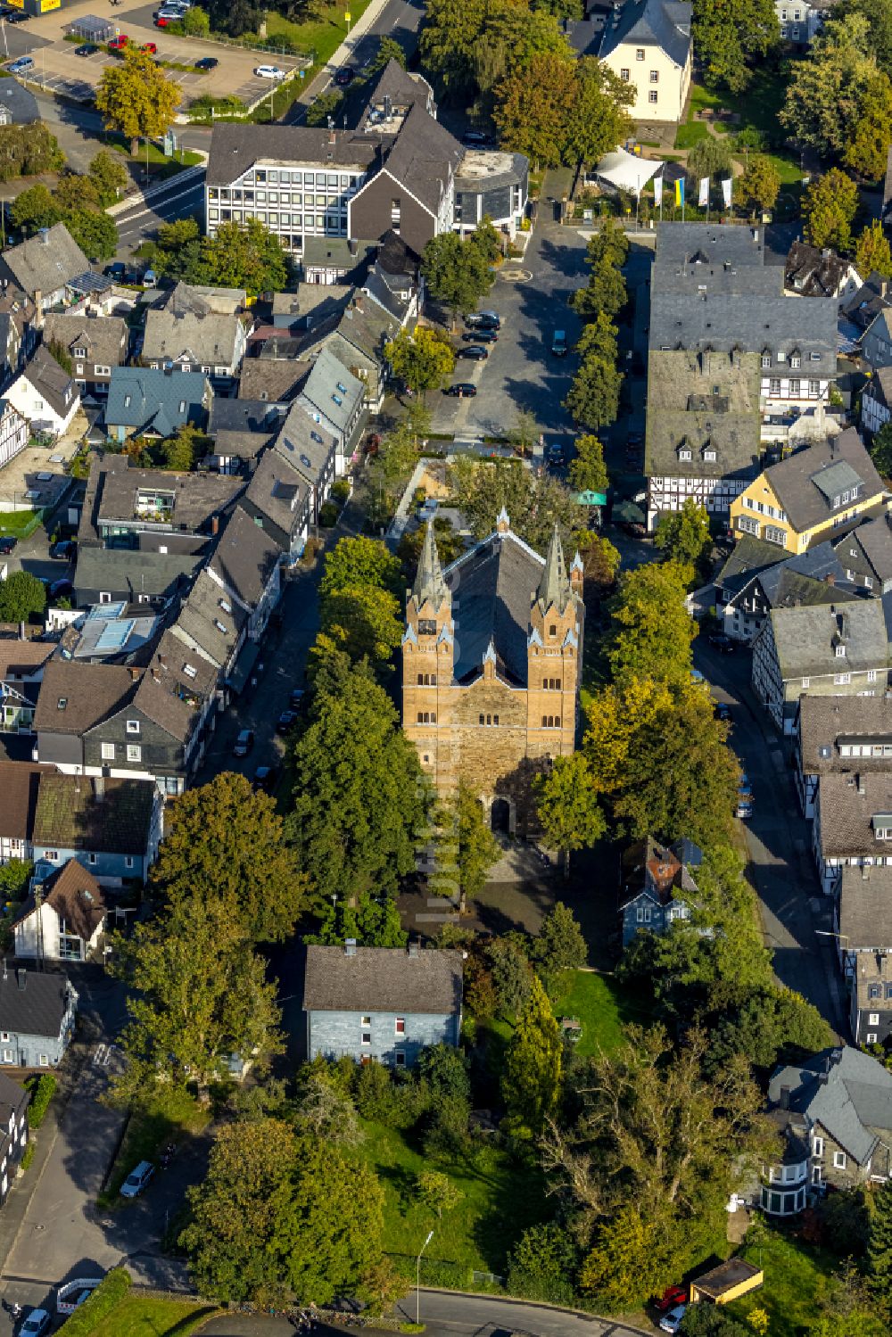 Hilchenbach von oben - Kirchengebäude Evangelisch-Reformierte Kirchengemeinde in Hilchenbach im Bundesland Nordrhein-Westfalen, Deutschland